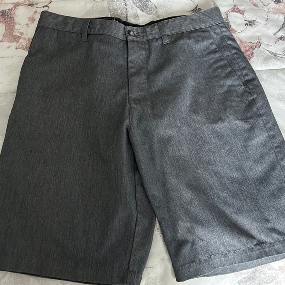 Volcom shorts size 33 - Picture 1 of 3